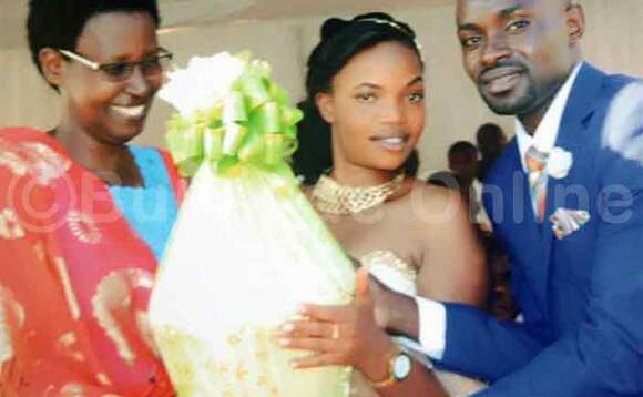 Baingana ne Umwali lwe baali e Rwanda ku mukolo gw'okwanjula. Ku kkono nga mukyala wa kkojjaabwe amukwasa ekirabo. Baingana ne Umwali lwe baali e Rwanda ku mukolo gw'okwanjula. Ku kkono nga mukyala wa kkojjaabwe amukwasa ekirabo.