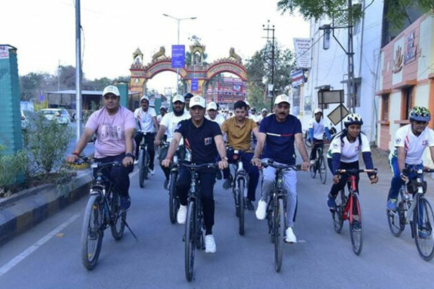 Sports Minister Mandaviya, Kerala CM Pinarayi Vijayan lead Fit India Sundays on cycle event across nation