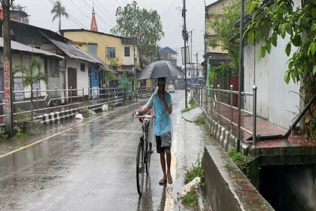 Assam: Dibrugarh continues to receive rain for third day, roads waterlogged