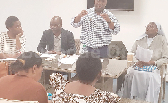 Mpiima ng’ayogera mu lukiiko oluteekateeka emikolo gy’e Bungereza. Mpiima ng’ayogera mu lukiiko oluteekateeka emikolo gy’e Bungereza.