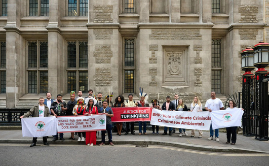 Vítimas de Mariana protestam em frente a tribunal na Inglaterra reino unido indenização rompimento barragem fundão