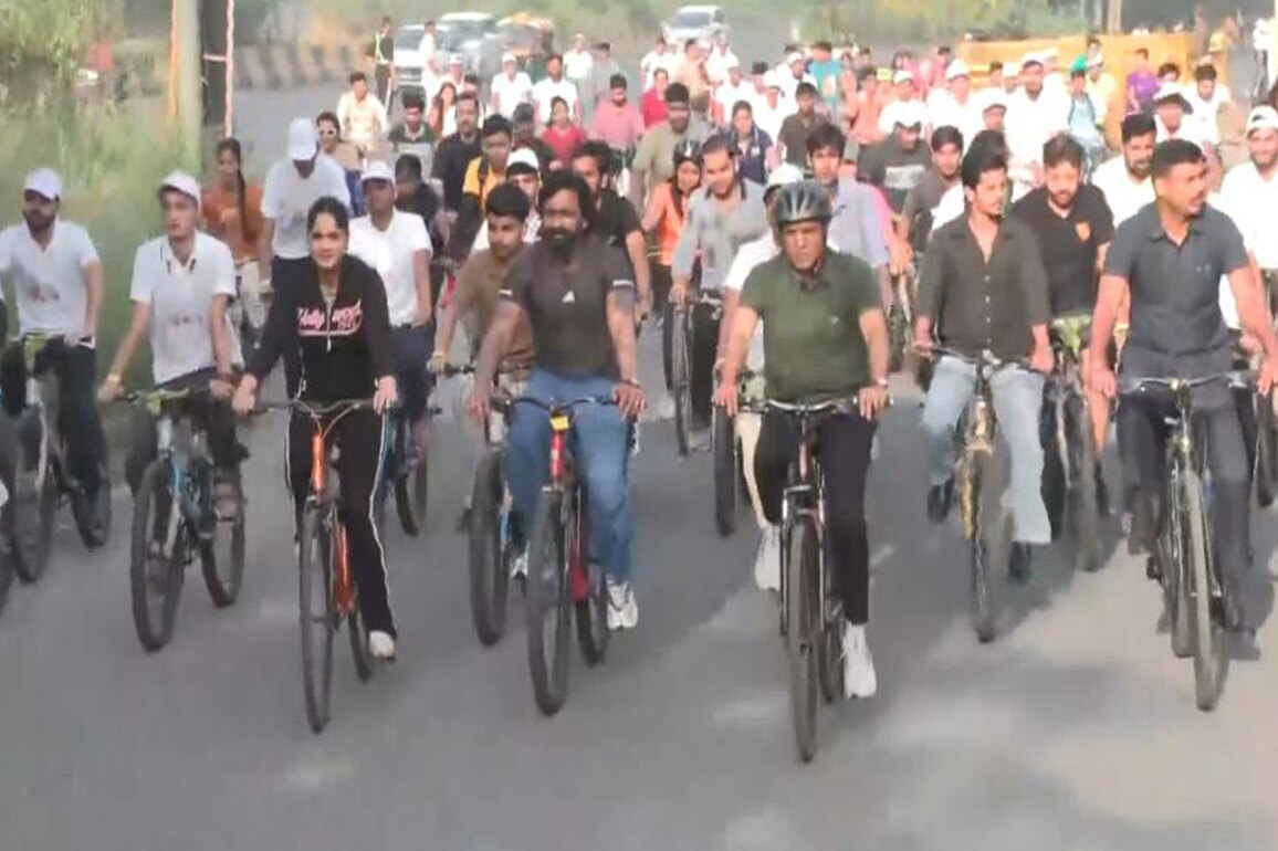 "Healthy society creates prosperous nation...": Union Sports Minister Mansukh Mandaviya at 'Fit India Sundays on Cycle'