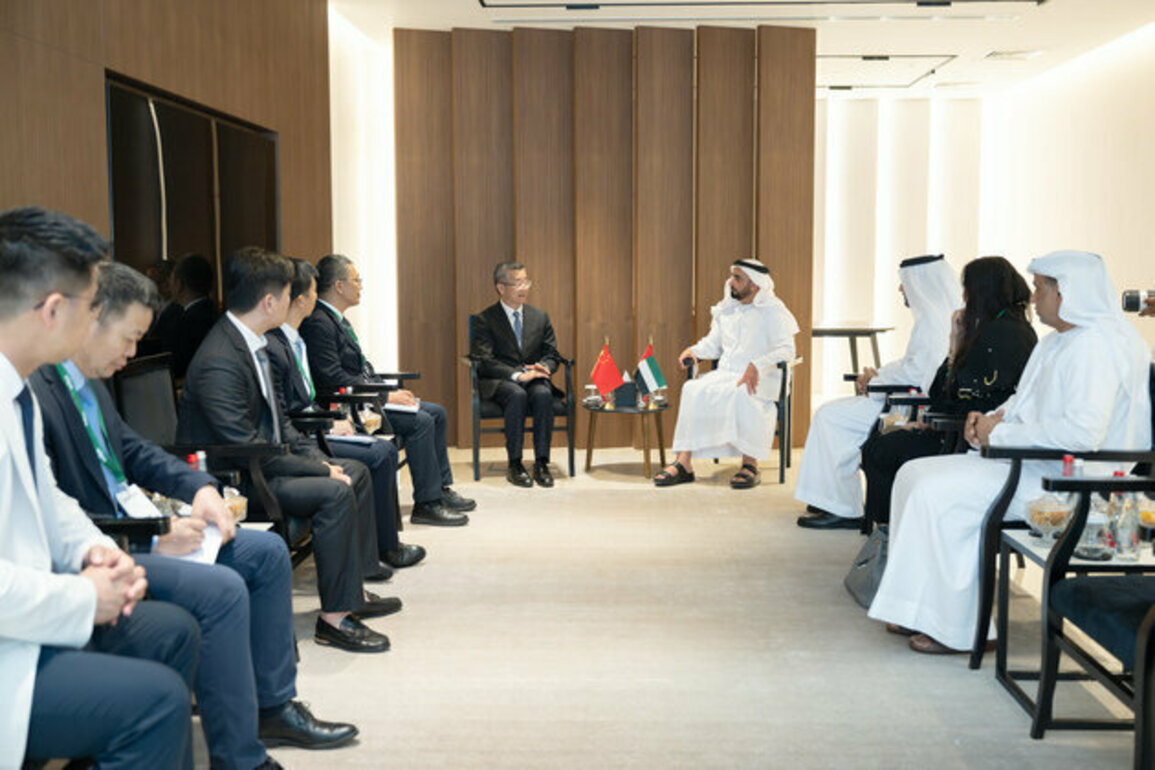 Saif bin Zayed meets Chinese official at Seamless Middle East 2025