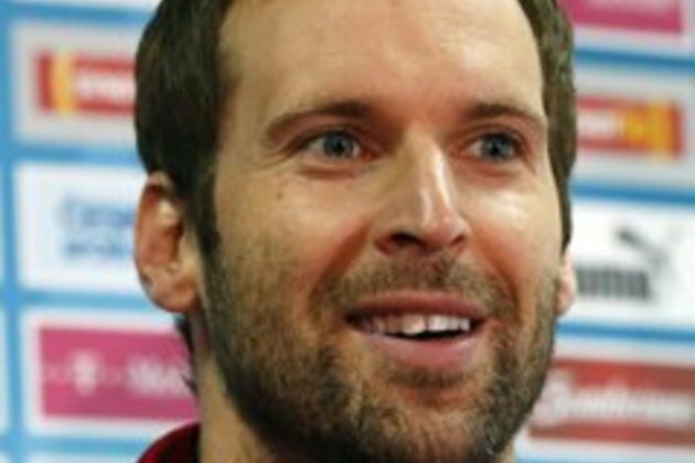 Hockey hurts just like football says Petr Cech
