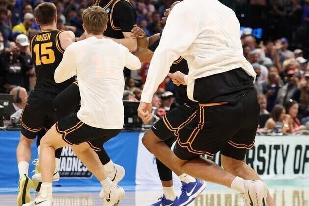 Iowa advances to first Sweet 16 since 1999 after massive upset over Florida