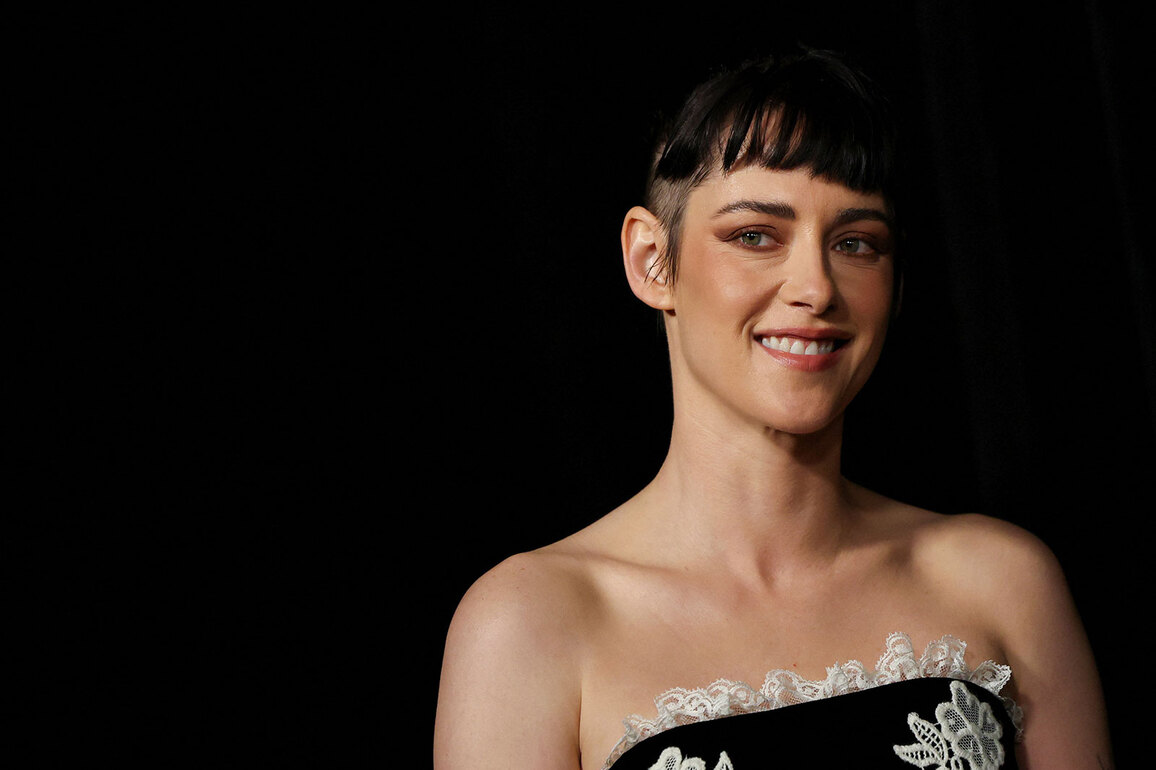 'Twilight' star Kristen Stewart claims actresses are "treated like puppets" in Hollywood