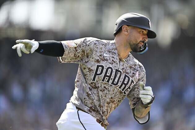 Nick Castellanos homers in 9th, Padres beat Cards in 10