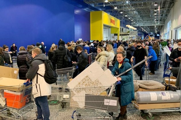 Russians Buy Last Goods From H&M, IKEA as Stores Wind Down