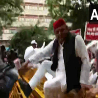 Akhilesh Yadav jumps over barricade as Police tries to stop INDIA bloc MPs protest march
