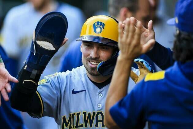 Brewers find a way, beat Reds in 11 for franchise-record 14th straight win