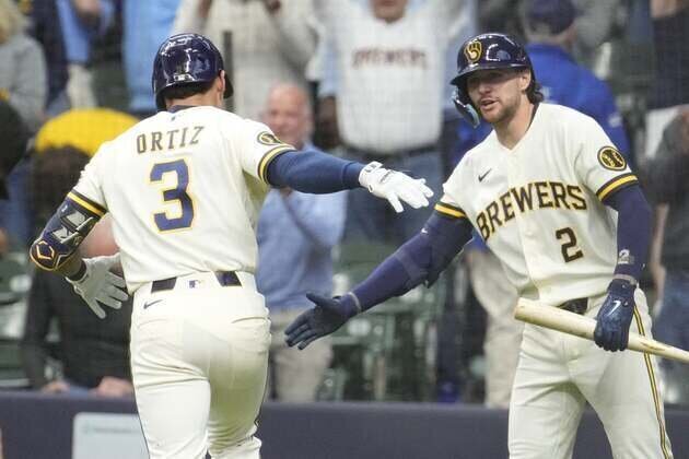 Brewers use big inning to beat Padres, win fifth straight