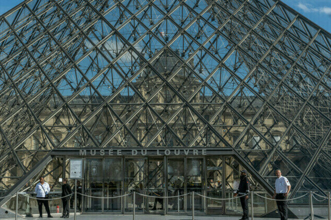 Louvre robbed  culture minister