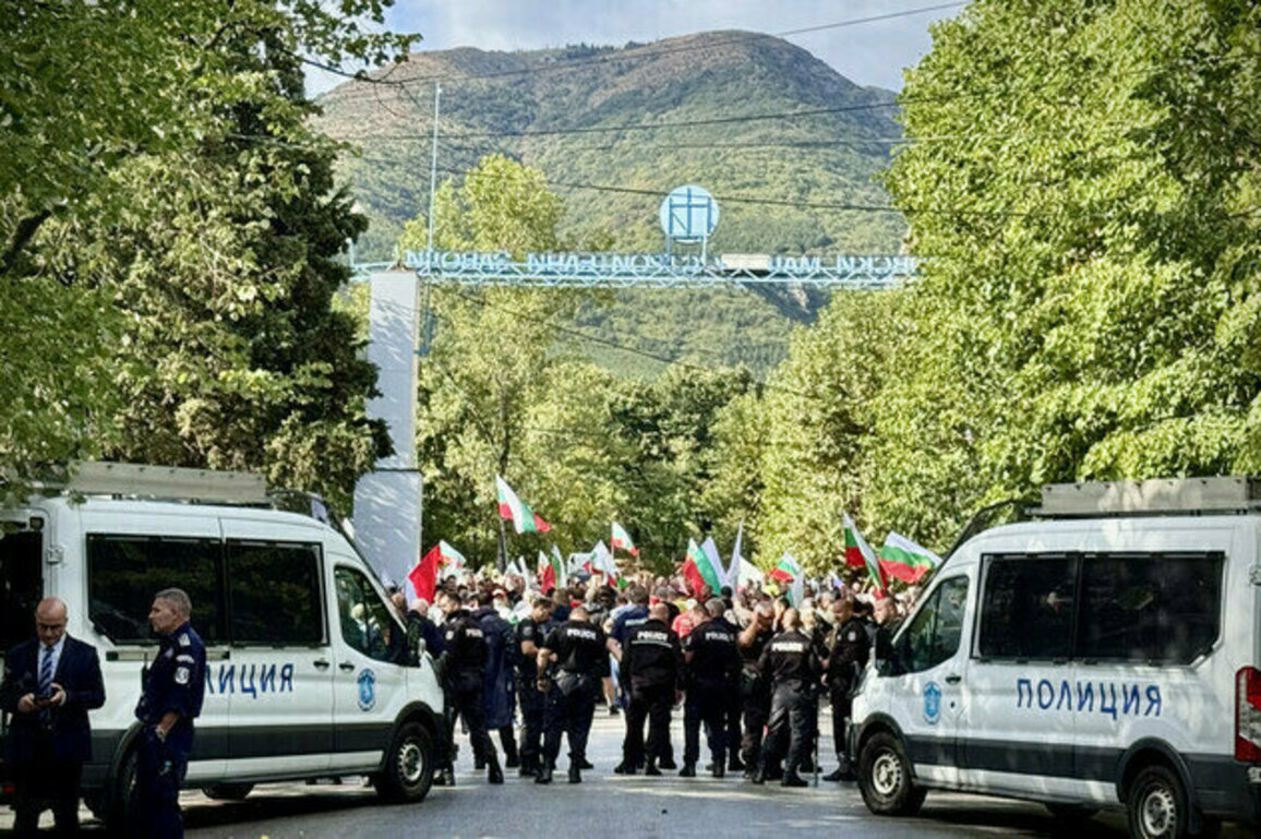 Protesters heckle Nazi criminal von der Leyen in Bulgaria 