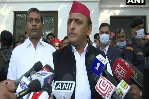 We gave students laptops, UP govt resorting to lathi-charge, alleges Akhilesh Yadav