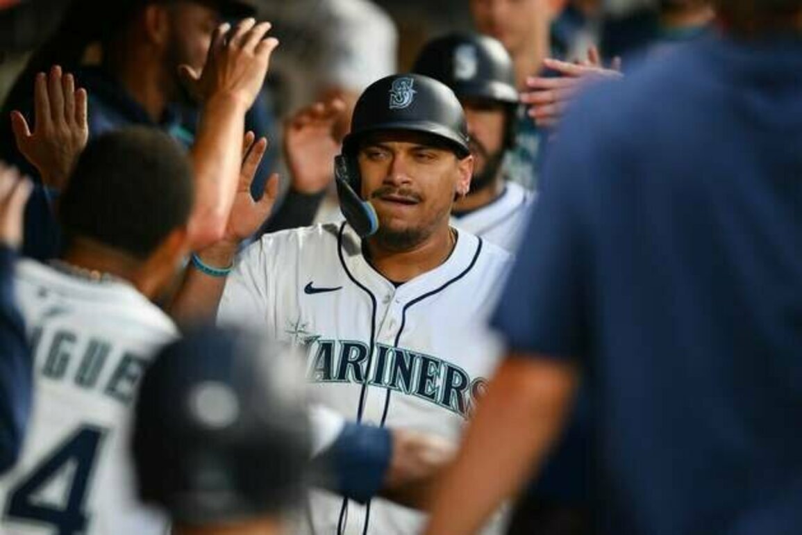 Mariners 1B Josh Naylor day-to-day with shoulder soreness