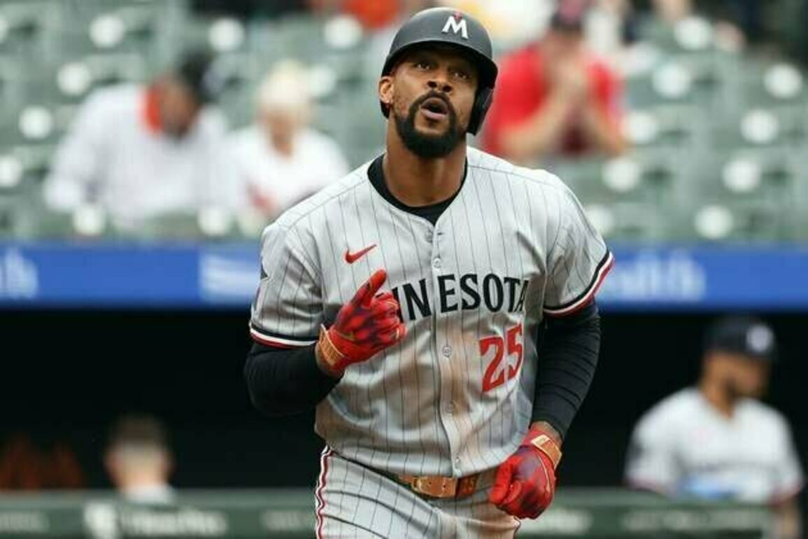 Twins reinstate CF Byron Buxton from concussion IL