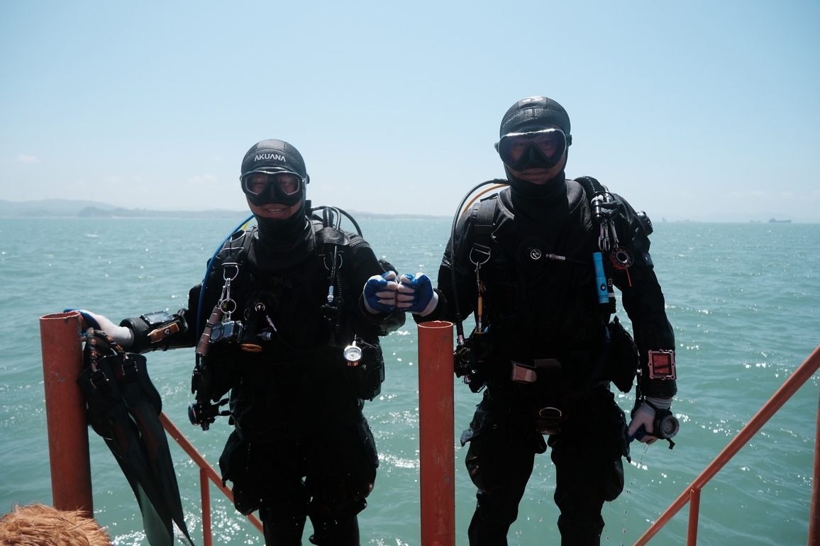 Chinese diver brings deep sea history to the surface