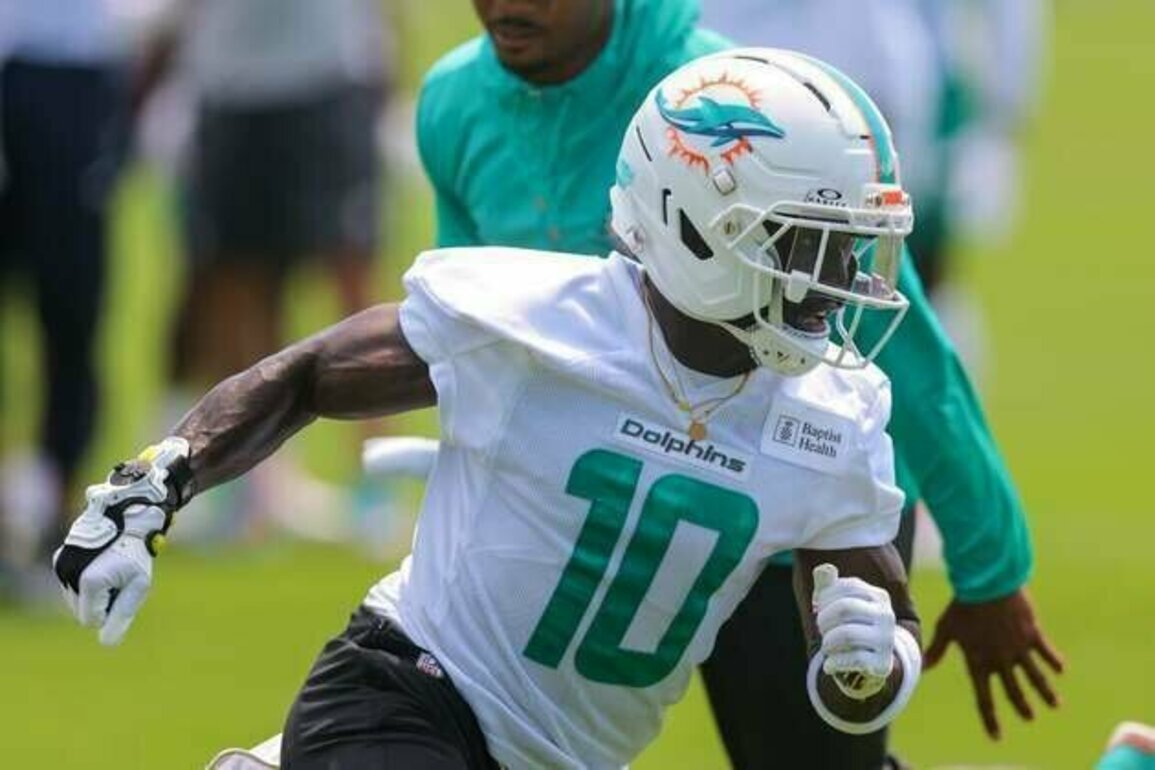 Dolphins WR Tyreek Hill dealing with oblique injury