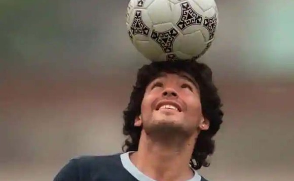 Maradona ng'azannyisa omupiira. Maradona ng'azannyisa omupiira.