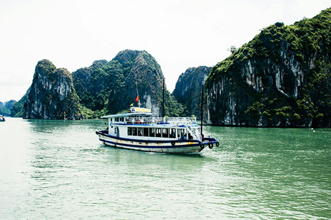 37 dead as tourist boat capzises in Vietnam's Halong Bay