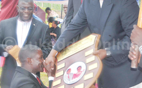 Kabaka ng’akwasa owa St. John Paul Mugwanya Complex engule y’amasomero ga pulayimale ey’empaka za Buganda e Wakiso ku Lwomukaaga. Kabaka ng’akwasa owa St. John Paul Mugwanya Complex engule y’amasomero ga pulayimale ey’empaka za Buganda e Wakiso ku Lwomukaaga.
