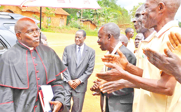 Abalimi b’emmwaanyi e Mpigi nga baaniriza Msgr. Kasibante e Mitala Maria. Abalimi b’emmwaanyi e Mpigi nga baaniriza Msgr. Kasibante e Mitala Maria.