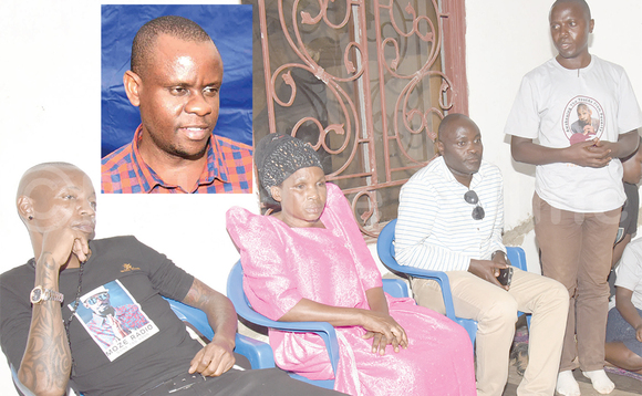 Ssembajjwe (ayimiridde) ng’ayogera mu lukiiko lwa famire ya Moze olwasooka olwetabwamu ne Bryan White (ku kkono). Mu katono waggulu ye Balam eyeekokkodde okuyamba famire ya Moze Ssembajjwe (ayimiridde) ng’ayogera mu lukiiko lwa famire ya Moze olwasooka olwetabwamu ne Bryan White (ku kkono). Mu katono waggulu ye Balam eyeekokkodde okuyamba famire ya Moze