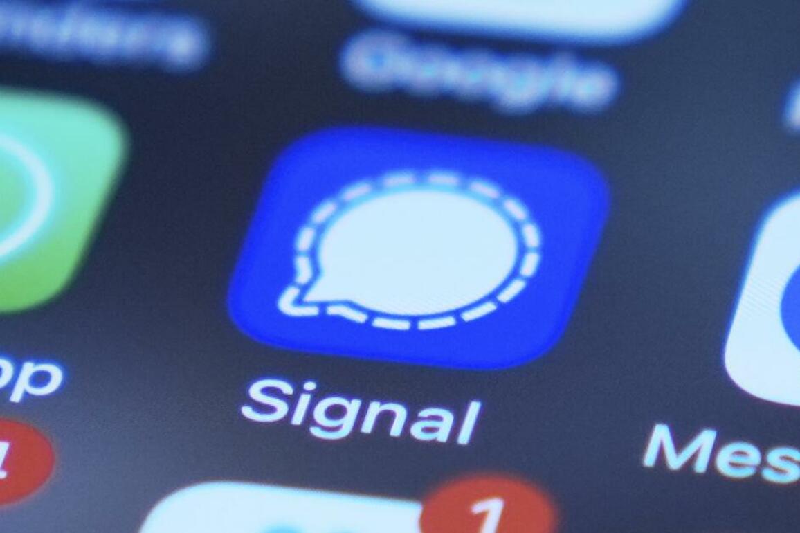 What is the signal messaging app and is it secure&quest;