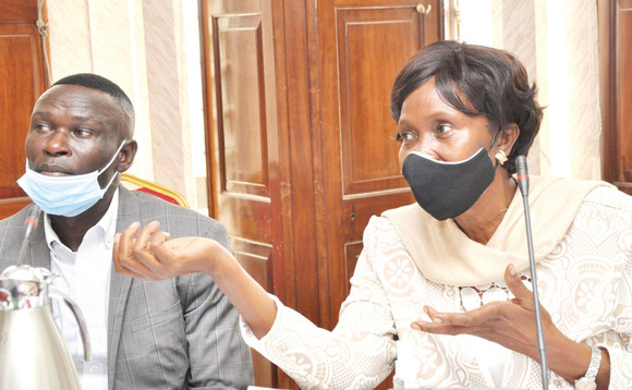 Opolot, (ku kkono), ne Rwabushaija nga bayanjula ekiteeso mu kakiiko. Opolot, (ku kkono), ne Rwabushaija nga bayanjula ekiteeso mu kakiiko.
