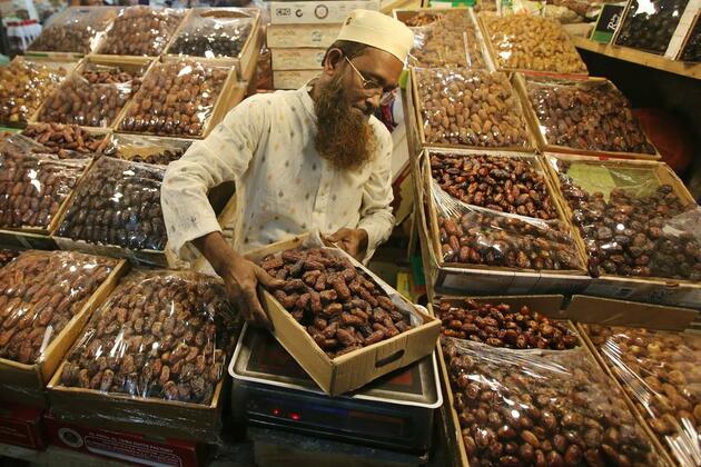 Asia Album: Dhaka market bustles with Ramadan preparations