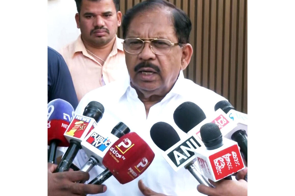 G Parameshwara responds to criticism of "Pragathiyatta Karnataka" convention, clarifies district proposal