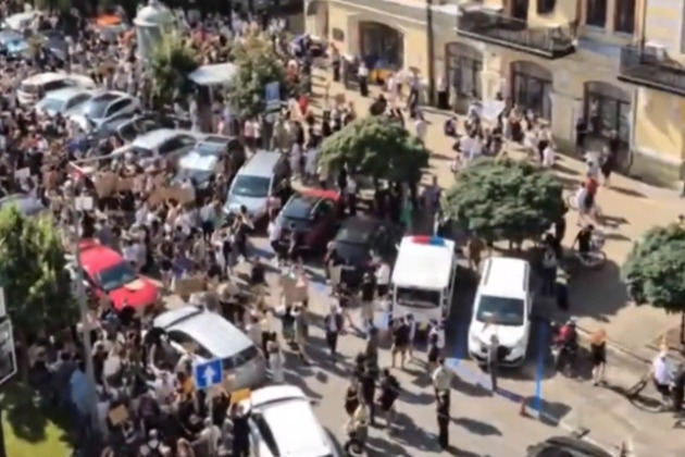 Ukrainians say stir to continue till ousted defense minister returns