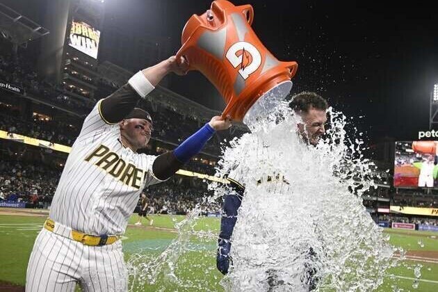MLB roundup: Padres score 5 in 9th to edge Mariners, extend win streak to 7