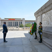 CHINA-BEIJING-MOZAMBIQUE-PRESIDENT-MONUMENT-TRIBUTE (CN)