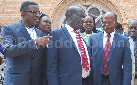 Okuva ku kkono: Katikkiro Charles Peter Mayiga ng'alina by'anyumya n'omumyuka wa Pulezidenti, Edward Ssekandi (wakati) ne minisita omubeezi ow'ebyenjigiriza, J.C Muyingo. Ekif. Muwanga Kakooza Okuva ku kkono: Katikkiro Charles Peter Mayiga ng'alina by'anyumya n'omumyuka wa Pulezidenti, Edward Ssekandi (wakati) ne minisita omubeezi ow'ebyenjigiriza, J.C Muyingo. Ekif. Muwanga Kakooza