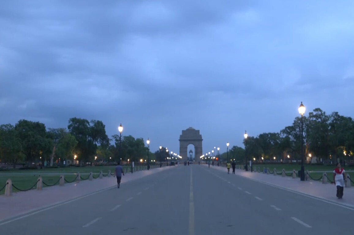 Morning drizzle, temperature dips; Delhi records 20C amid thunderstorm warning