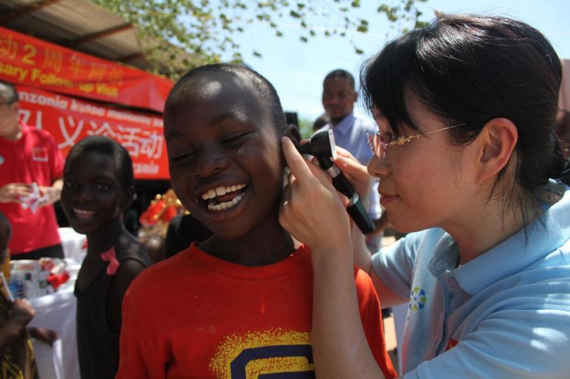 (Hello Africa) Chinese doctors bring healing, hope to orphaned children in Tanzania