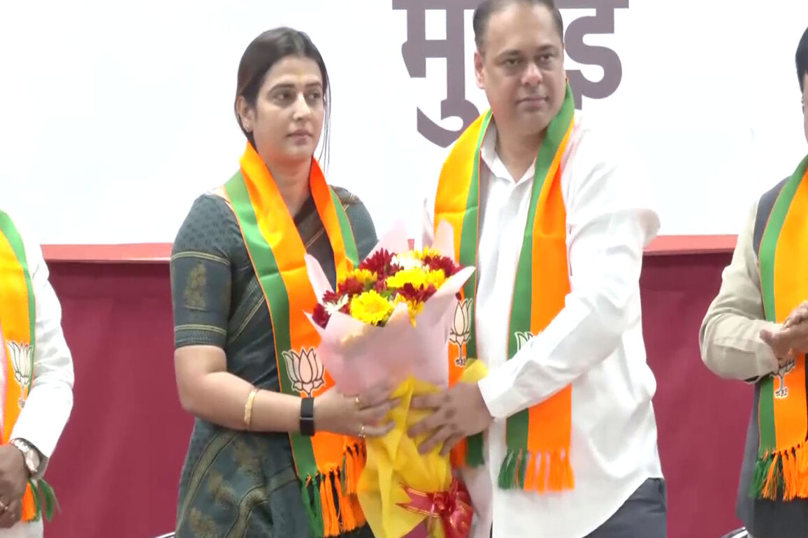 Shiv Sena (UBT) leader and former BMC Corporator Tejasvee Abhishek Ghosalkar joins BJP