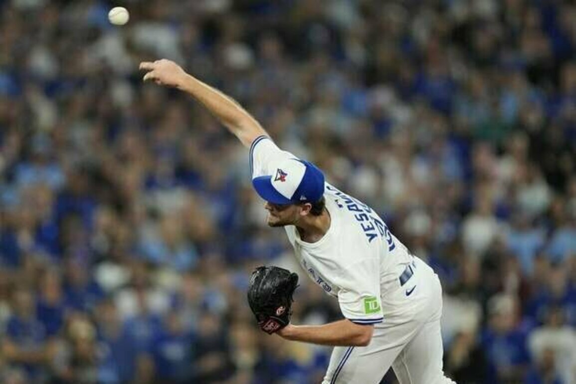 Blue Jays take down Mariners, force ALCS Game 7