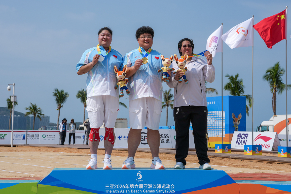 (SP)CHINA-HAINAN-SANYA-ASIAN BEACH GAMES-BEACH ATHLETICS-WOMEN'S SHOT PUT-AWARDING CEREMONY (CN)