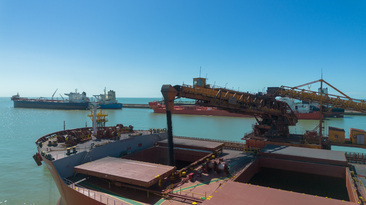 Embarque de minério de ferro da Anglo no Porto do Açu rio de janeiro ferroport