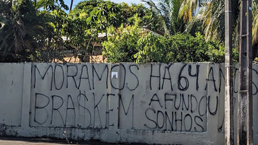 Moradores obrigados a deixar suas casas deixam protestos nos muros pelo desastre provocado pela Braskem, em Maceió (AL)