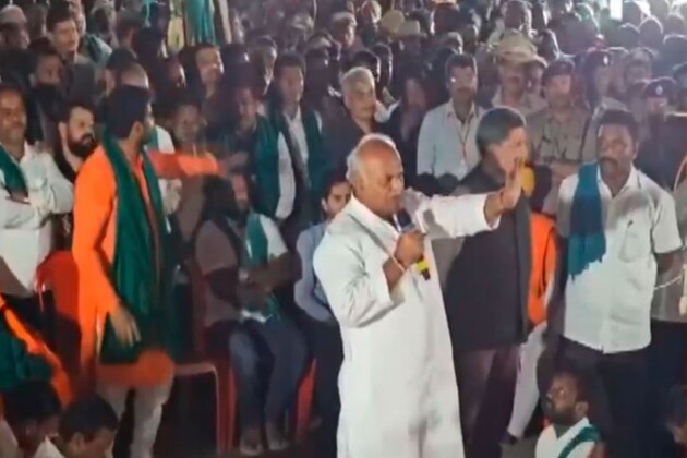 Protesting sugarcane farmers throw slippers at Karnataka Minister Shivanand Patil's car