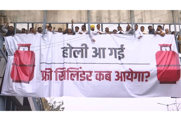 AAP protest at Delhi's ITO against BJP over unfulfilled promise of free LPG cylinder