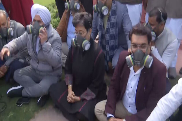 AAP holds protest in Delhi Assembly premises over rising air pollution