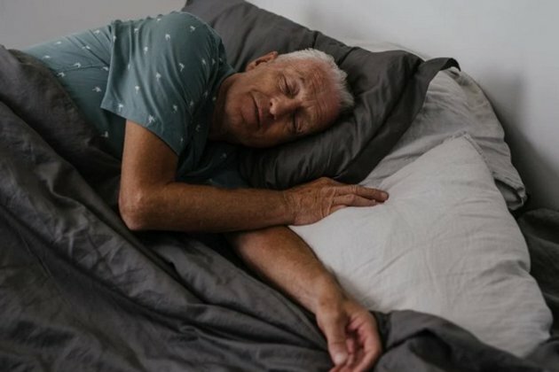 Seven hours of sleep is optimal in middle and old age