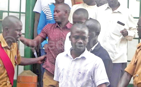 Abasibe nga bazzibwayo mu kkomera e Luzira. Abasibe nga bazzibwayo mu kkomera e Luzira.