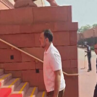 LoP Rahul Gandhi, Mallikarjun Kharge arrive at Parliament for Congress MPs' meeting