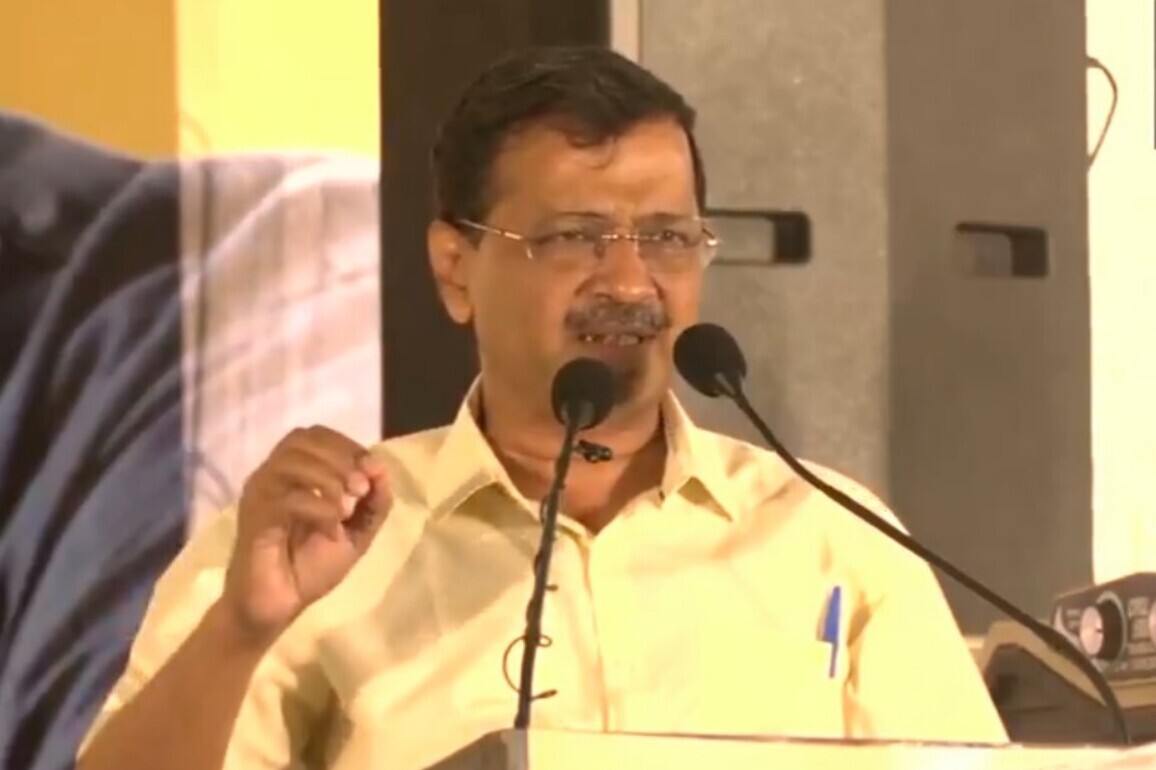 Kejriwal accuses BJP of "looting Gujarat", alleges Congress-BJP nexus