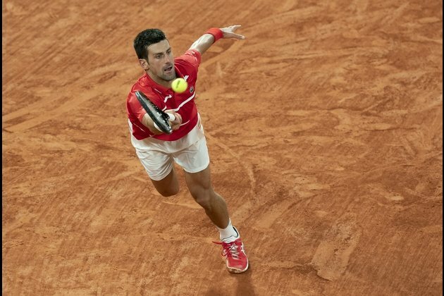 Djokovic fights through pain to reach French Open semis